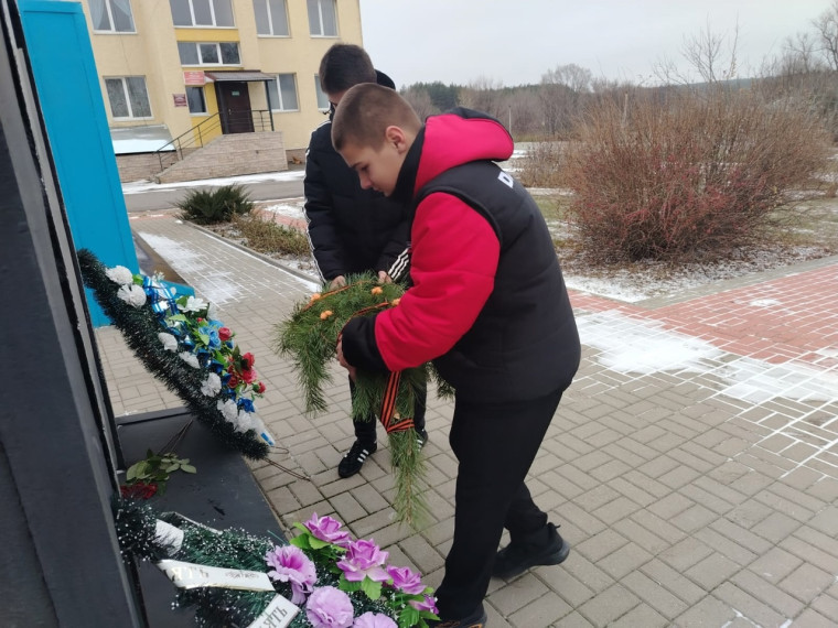 Возложение цветов в честь Дня Героев Отечества.